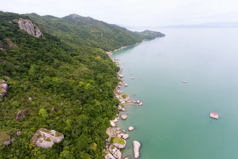 Morro do Macaco e Canto Grande em Bombinhas, Santa Catarina