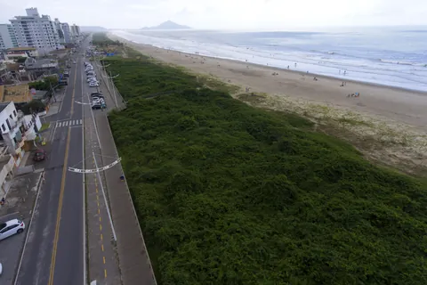 Avenida Beira-Mar e praia de Navegantes, Santa Catarina