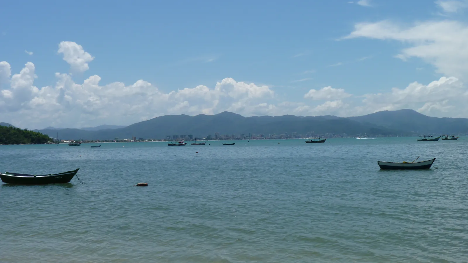 Baía e barcos de Porto Belo, Santa Catarina