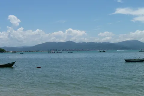 Baía e barcos de Porto Belo, Santa Catarina